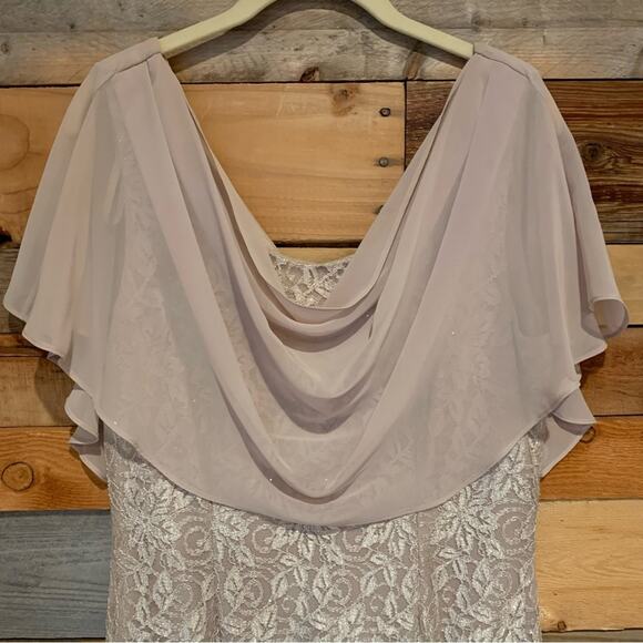JESSICA HOWARD Short Glitter Lace Dress With Chiffon Capelet In Champagne Sz 12 - Picture 6 of 15